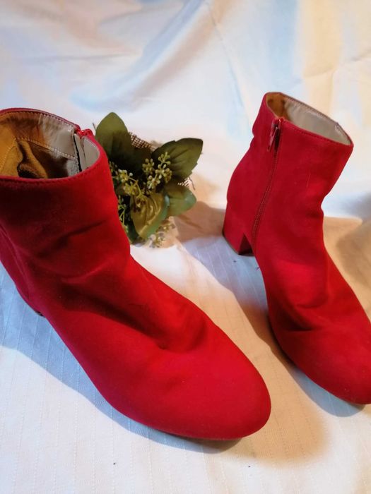 Bota botim vermelha de camurça