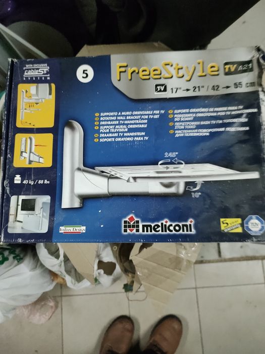 Кріплення для телевізора з полицею.