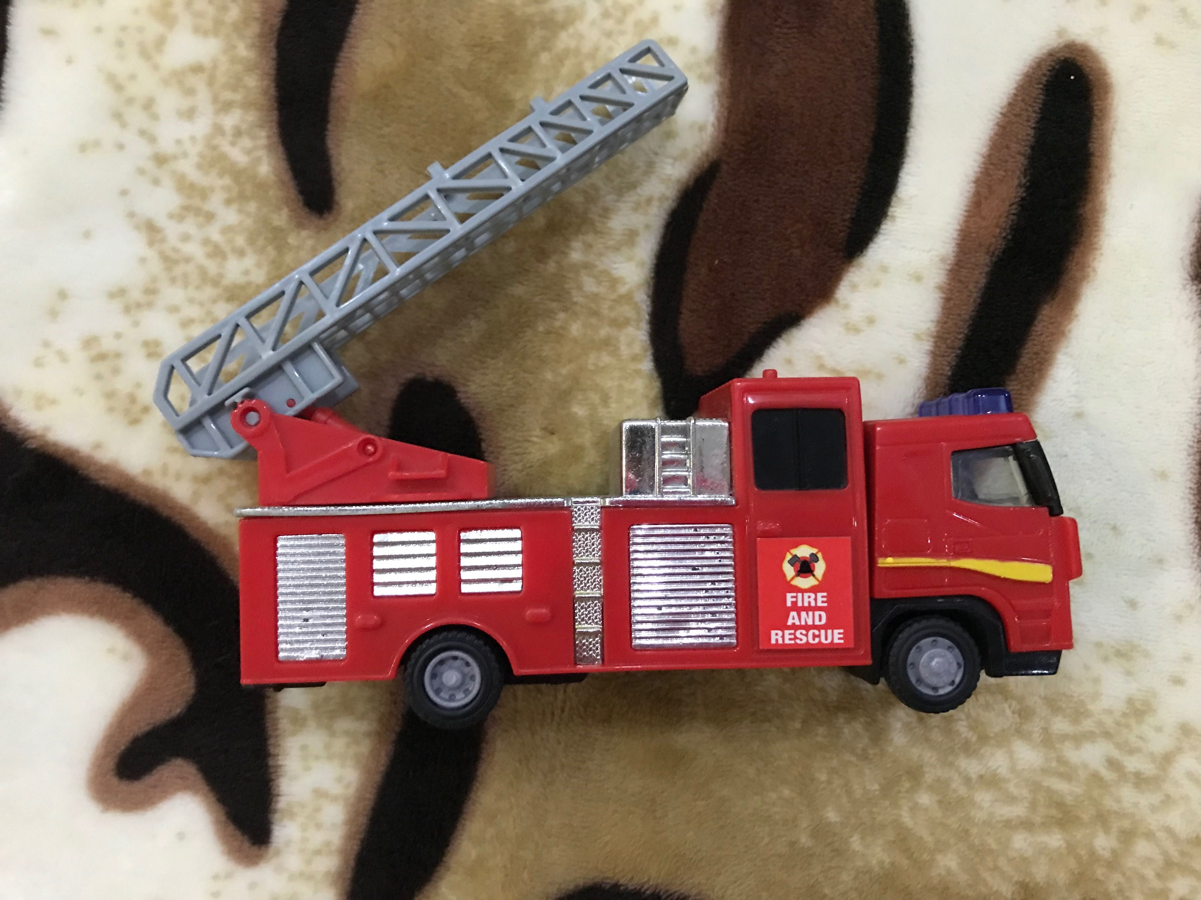 Пожежна машина з мігалкою з сиреною пожарная машина с сиреной