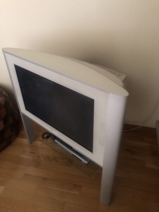 Televisao Philips e móvel