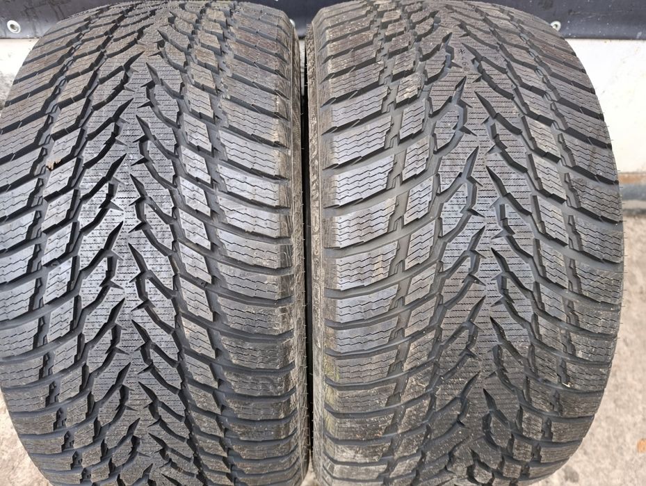 Продам пару шин Nokian snowproof 1 275/35-20