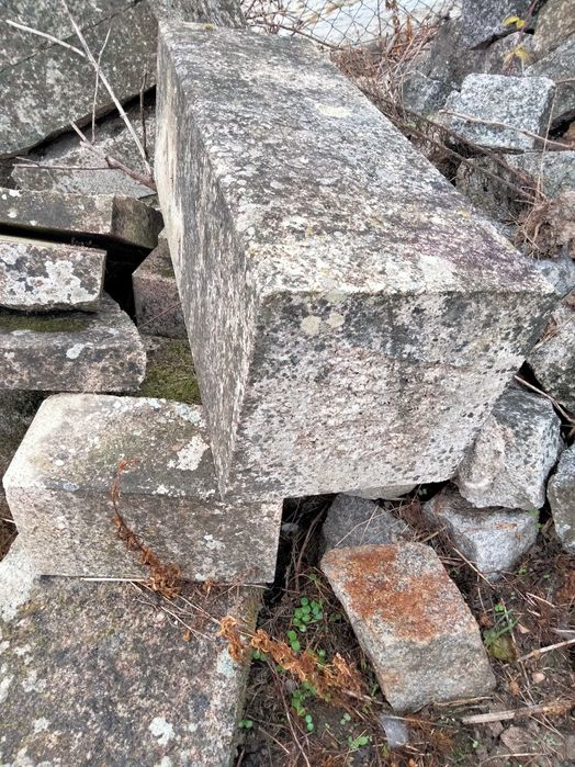 Pilar em granito/ pé para mesa em granito
