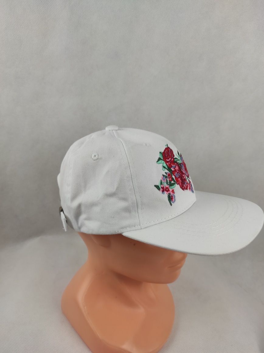NOWA Biała damska czapka z daszkiem w kwiaty