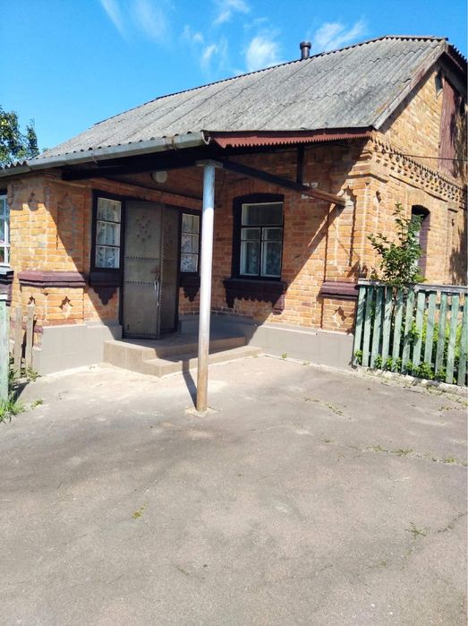 Будинок з садком та ділянкою