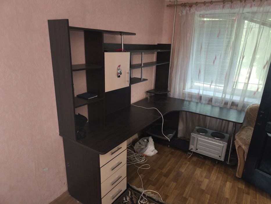 Комп'ютерний стіл