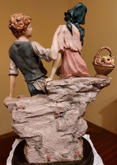 Estatueta casal c/ base madeira