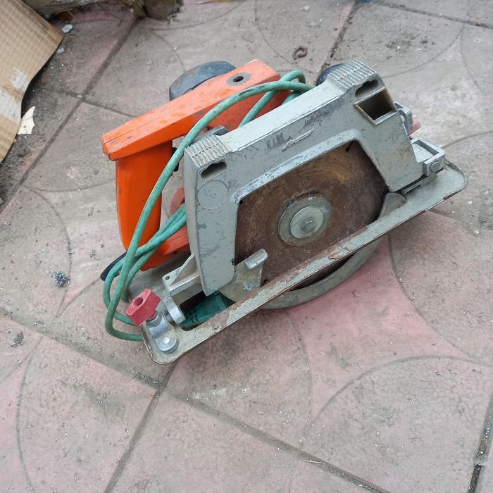 Електропилка( циркулярка, паркетка) в хорошому робочому стані