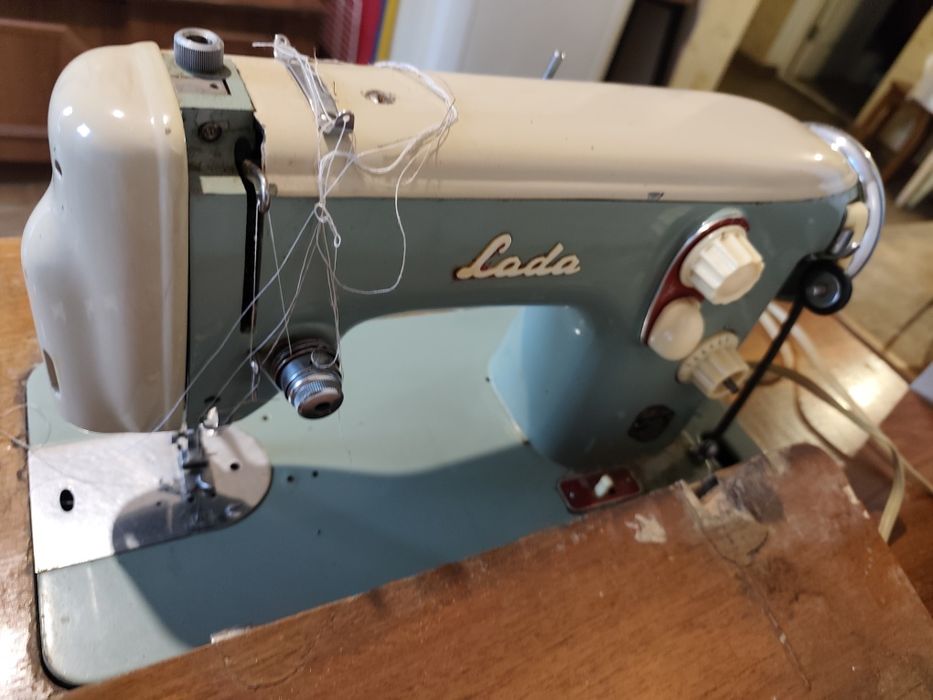 Продам машинку швейную lada лада