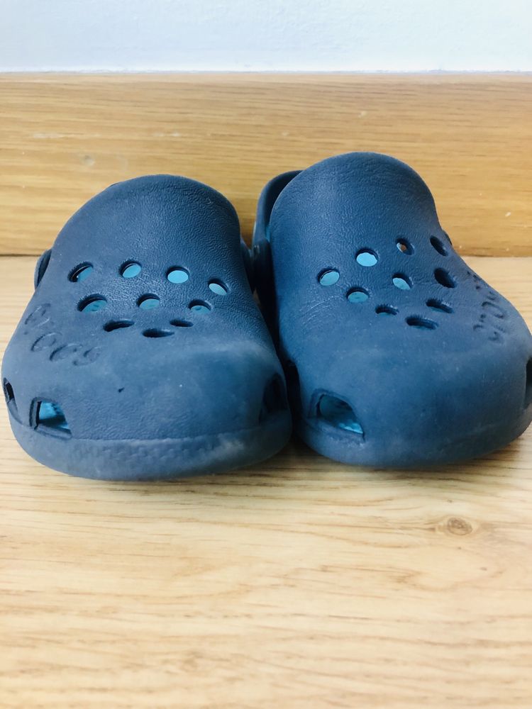 Crocs c8 azul marinho e azul claro