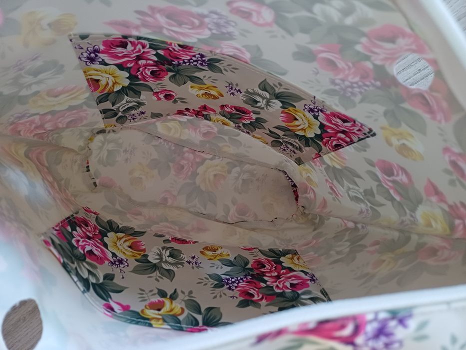 O Bag Mini, beżowy organizer w kolorowe kwiaty do torebki