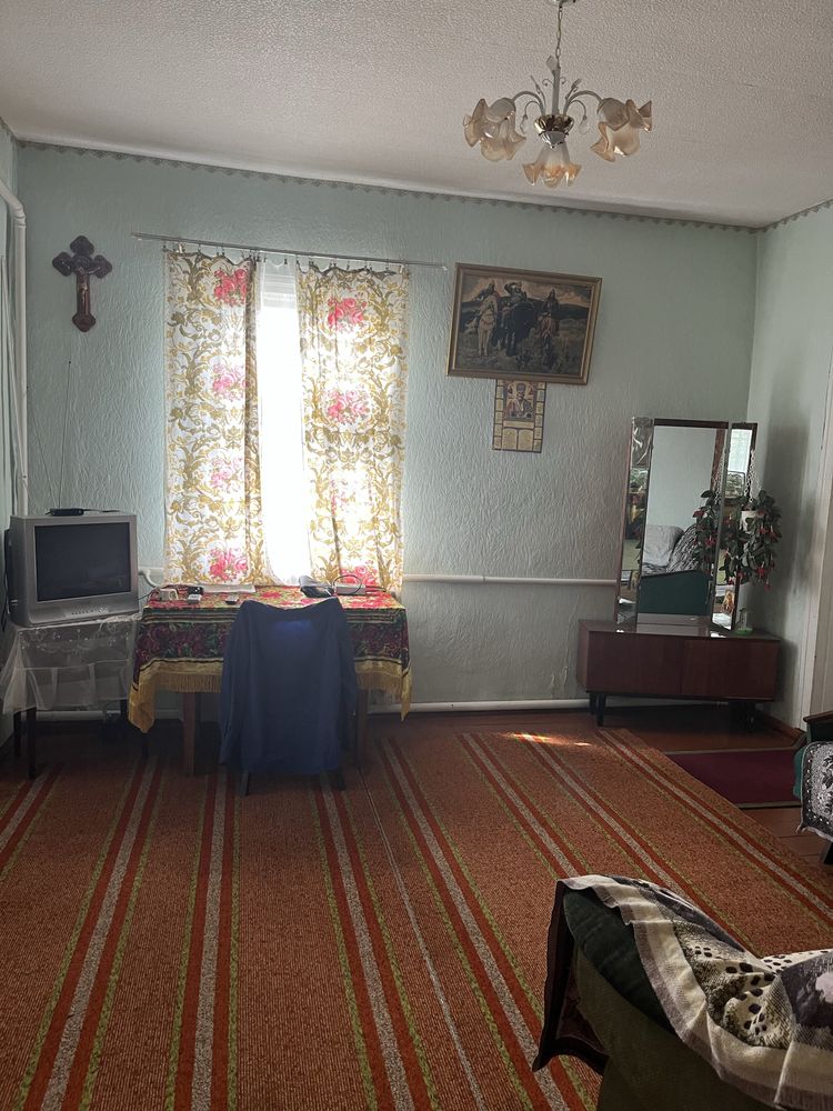Продам 2/3 будинку в селі Ревне