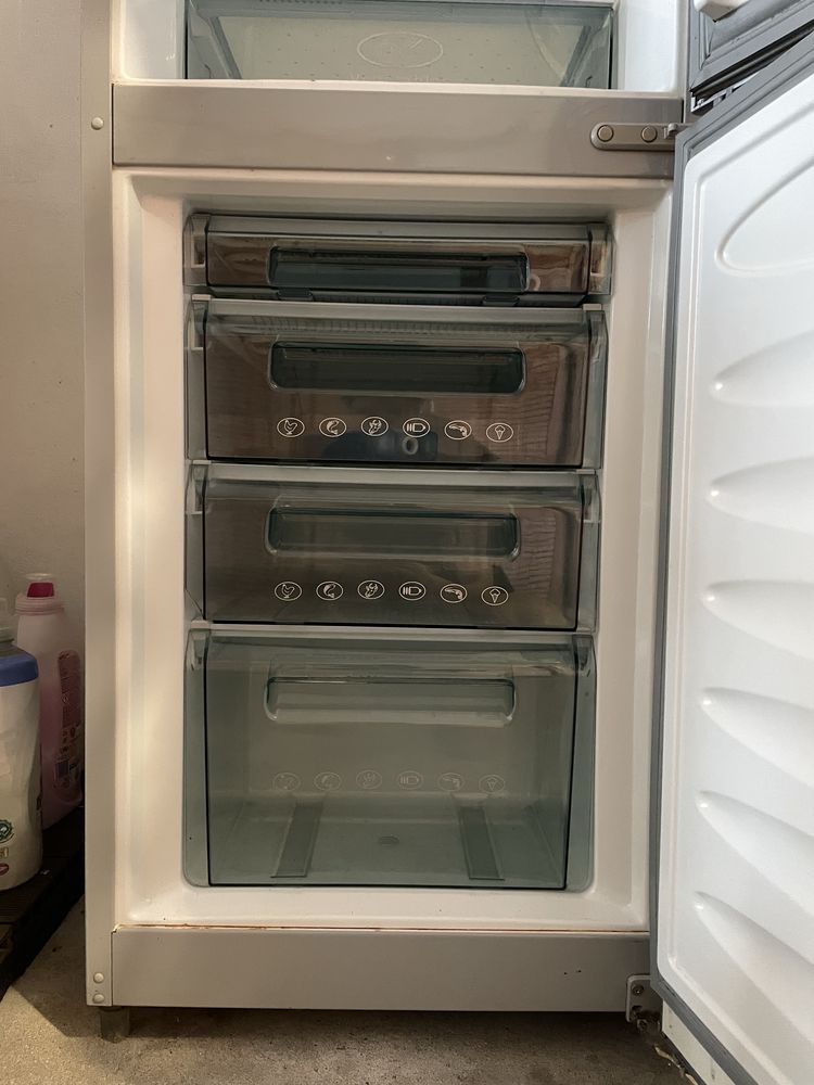 Frigorífico Jocel JC-270L avariado - para peças ou reparação