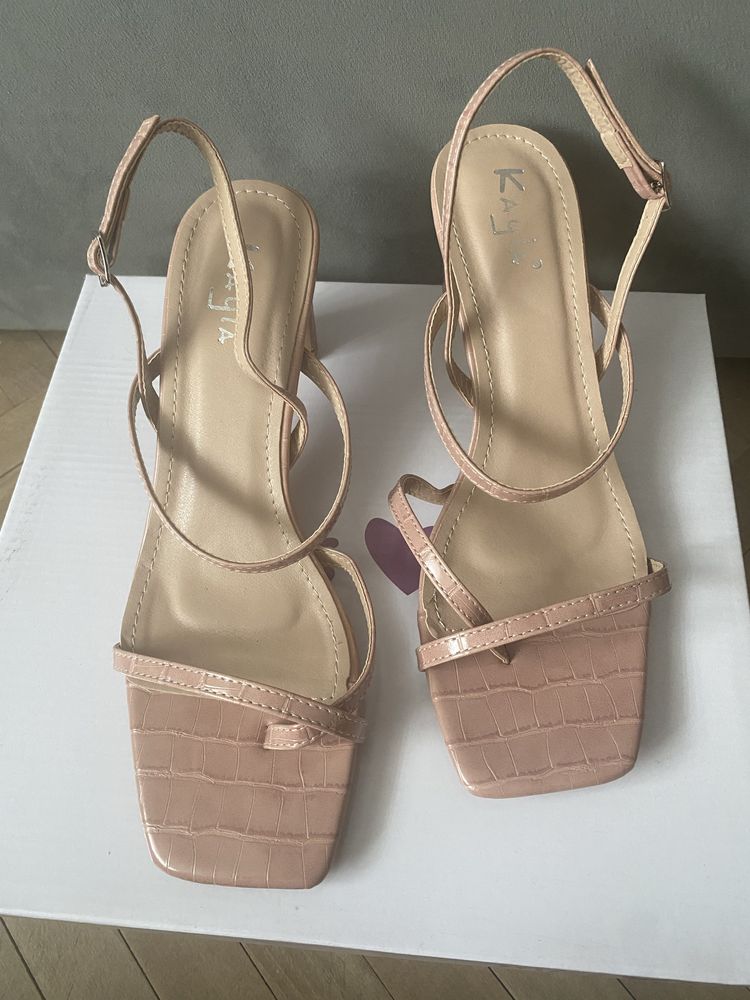Nowe sandaly na obcasie