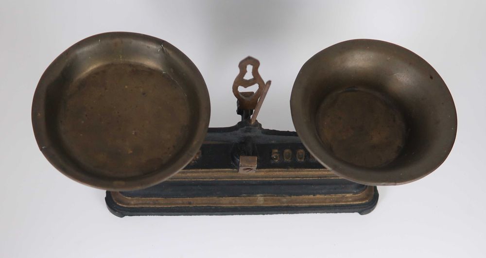 Balança antiga de 2 pratos 500 grs