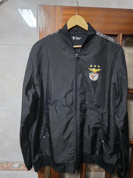 Casaco do benfica preto muito bonito