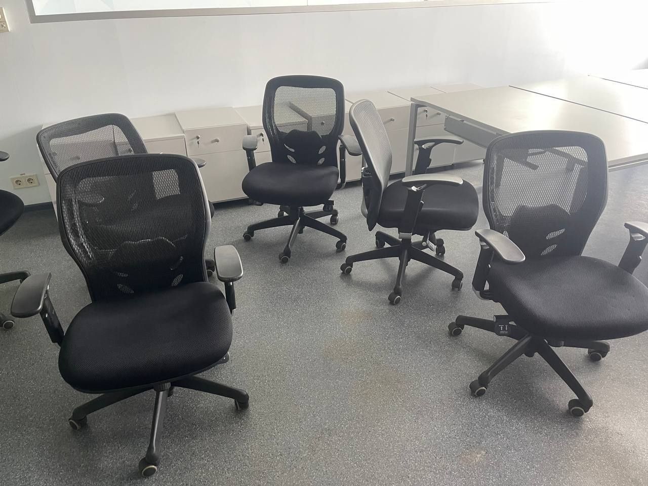 Продам офісну МЕБЕЛЬ,столи,стільці кухонні,крісла,тумби,комоди,полиці