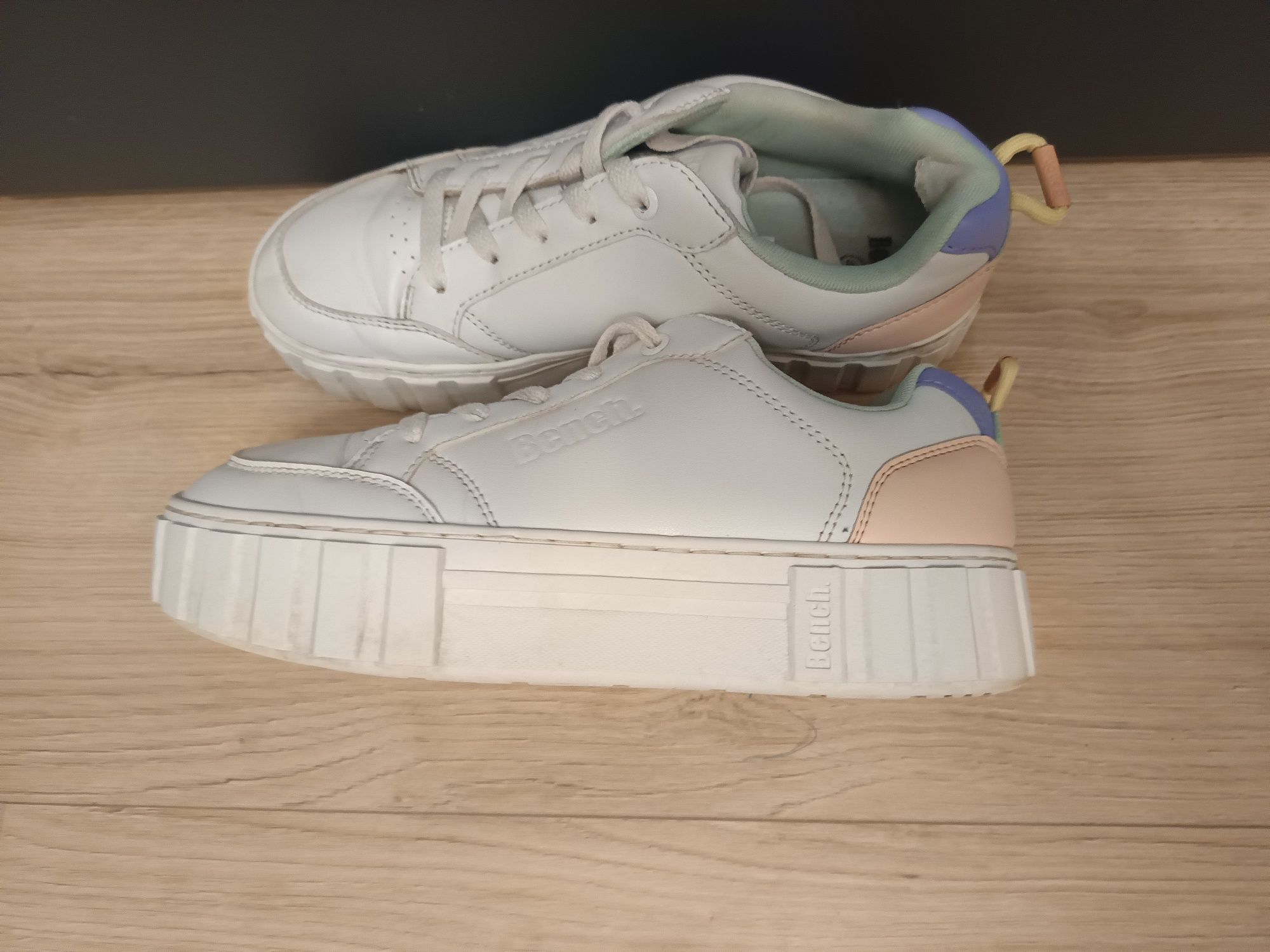 Buty sneakersy na platformie Bench