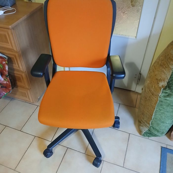 Fotel obrotowy uszkodzony