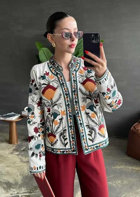 Kurtka damska zdobiona haftem