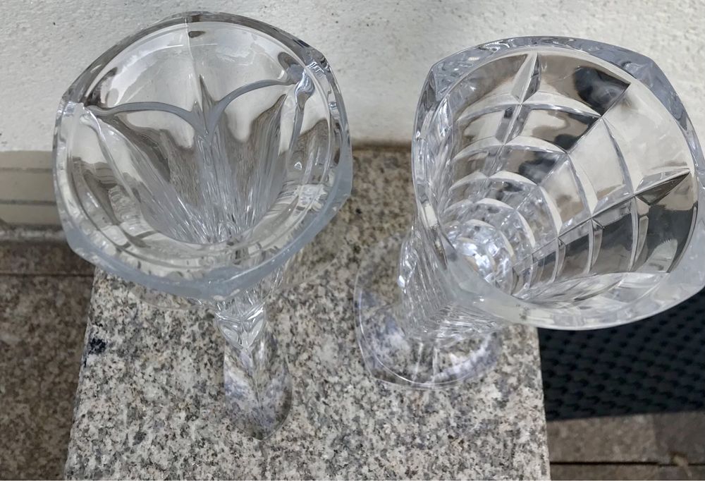 Pequenas jarras de cristal