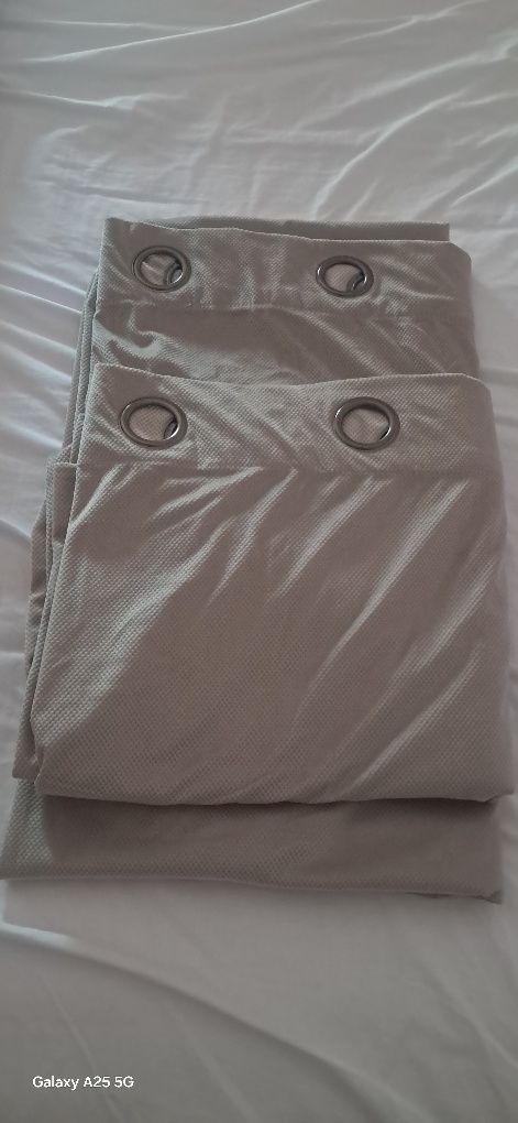 Duas cortinas semi opacas como novas