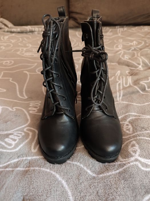 Sprzedam czarne botki