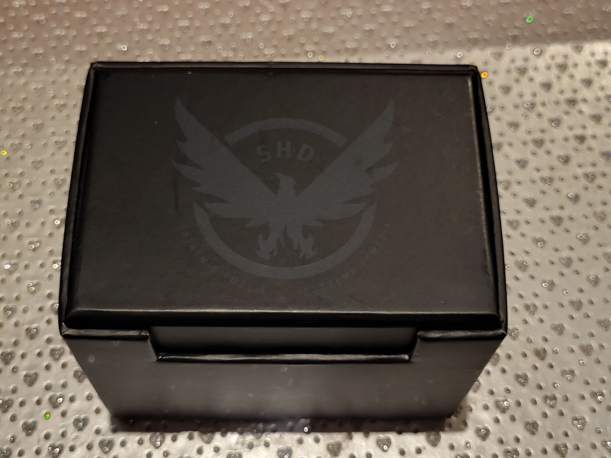 Pudełko edycji kolekcjonerskiej The Division i opaska na ramię