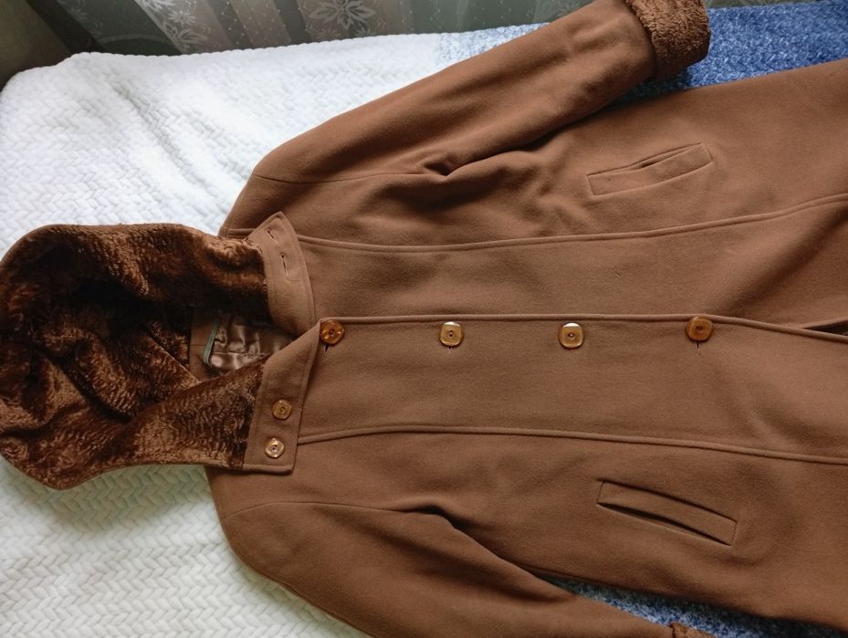 Жіноче пальто на осінь з капюшон , в гарному стані .