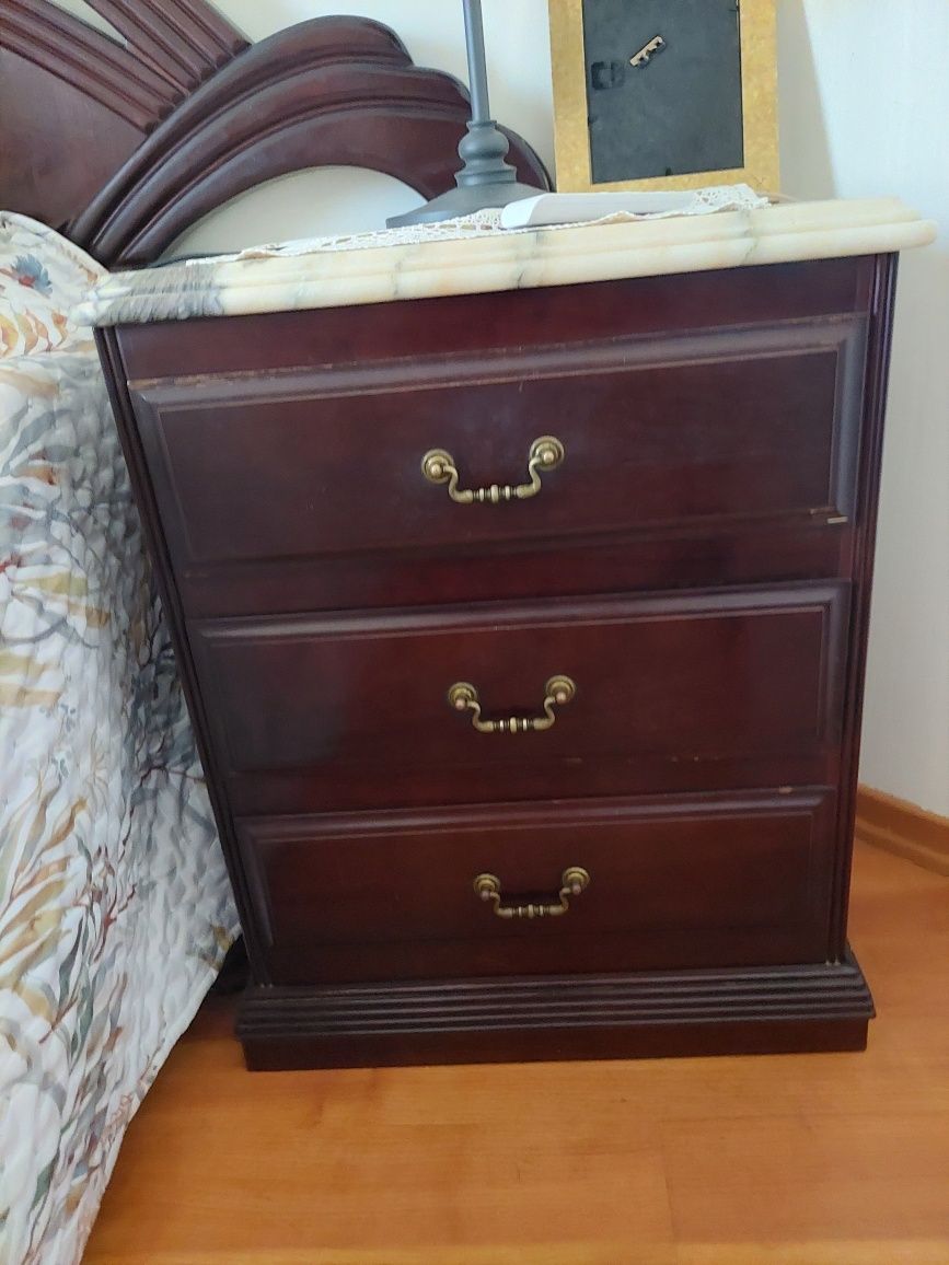 2 mesas de cabeceira + comoda com espelho