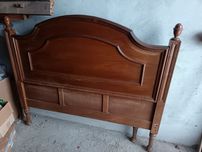 Cama de madeira de casal