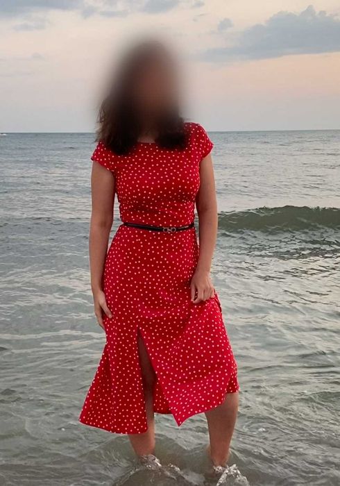 Сукня міді софт молочні горохи на червоному