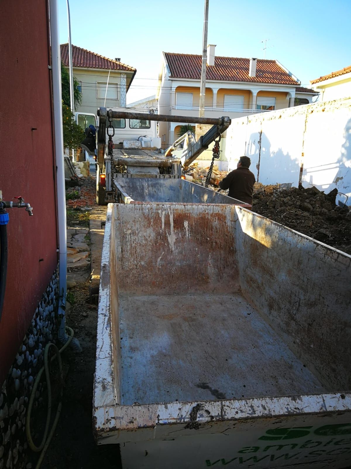 Demolição e limpeza de terreno, cortes e pode de árvores