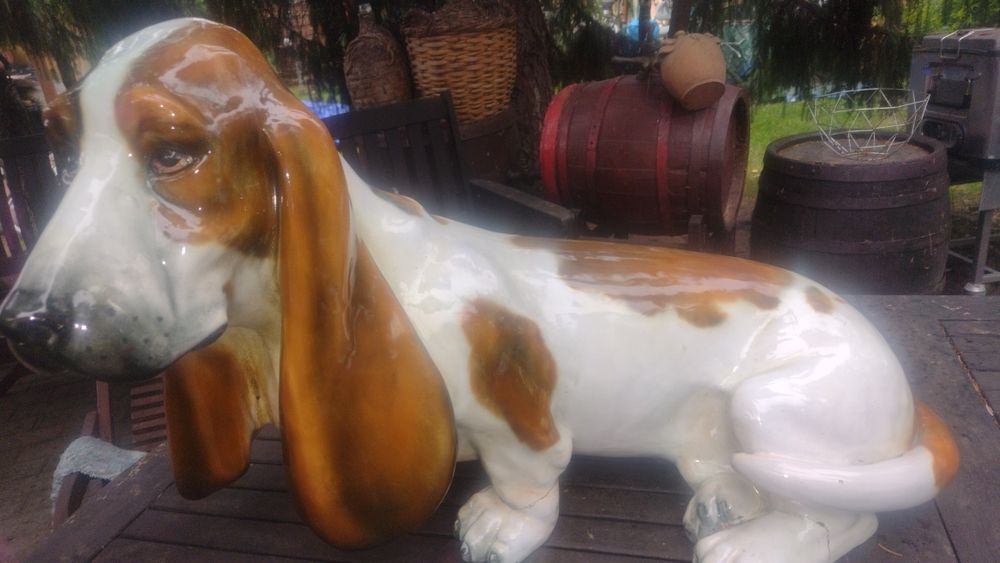 Porcelana pies Basset 80x44cm