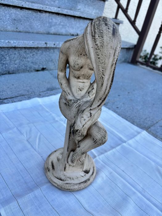 Estátua de mulher em cerâmica