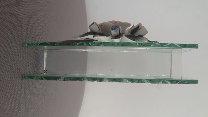 Jarrinha em vidro recortado com aplique floral - peça decorativa