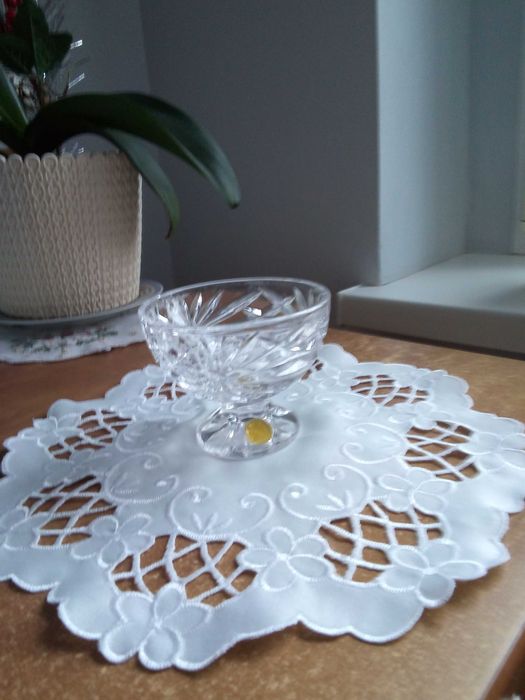 Pucharek czarka na stopce białe szkło kryształ