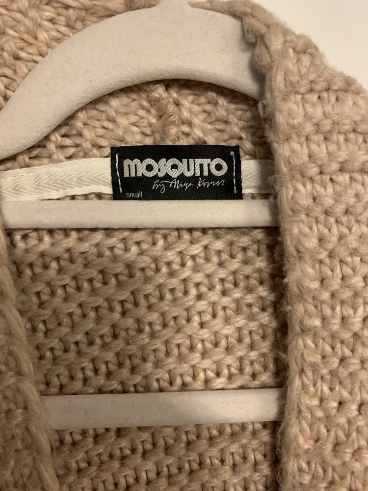 Gruby ciepły sweter kardigan warkocze pudrowy Mosquito krótki