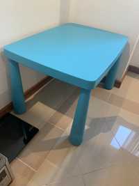 Mesa de criança e bancos IKEA