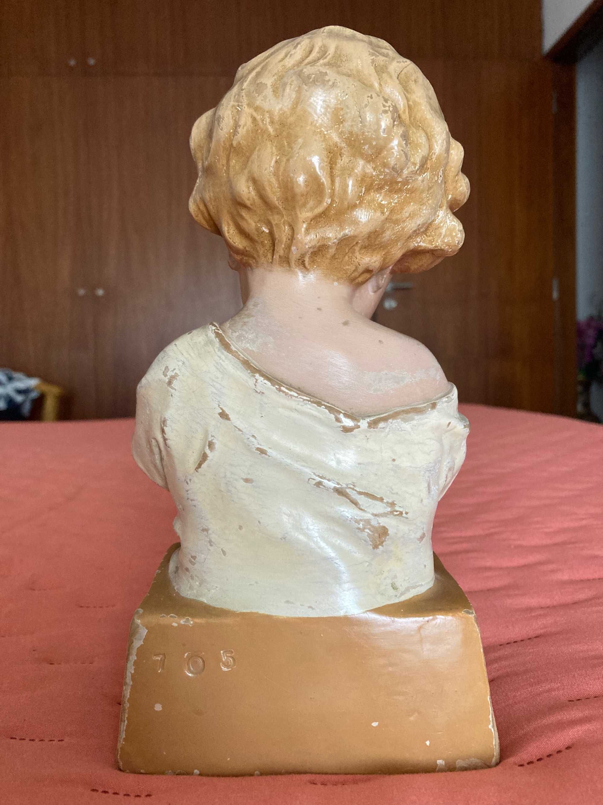 Estátua religiosa menino em oração com terço