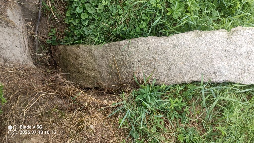 Słupki granitowe ciosane