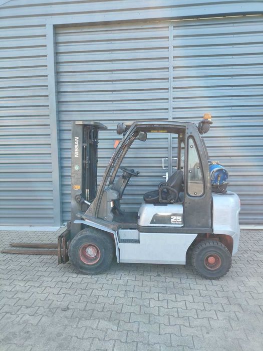 Wózek widłowy NISSAN 2,5 tony LPG