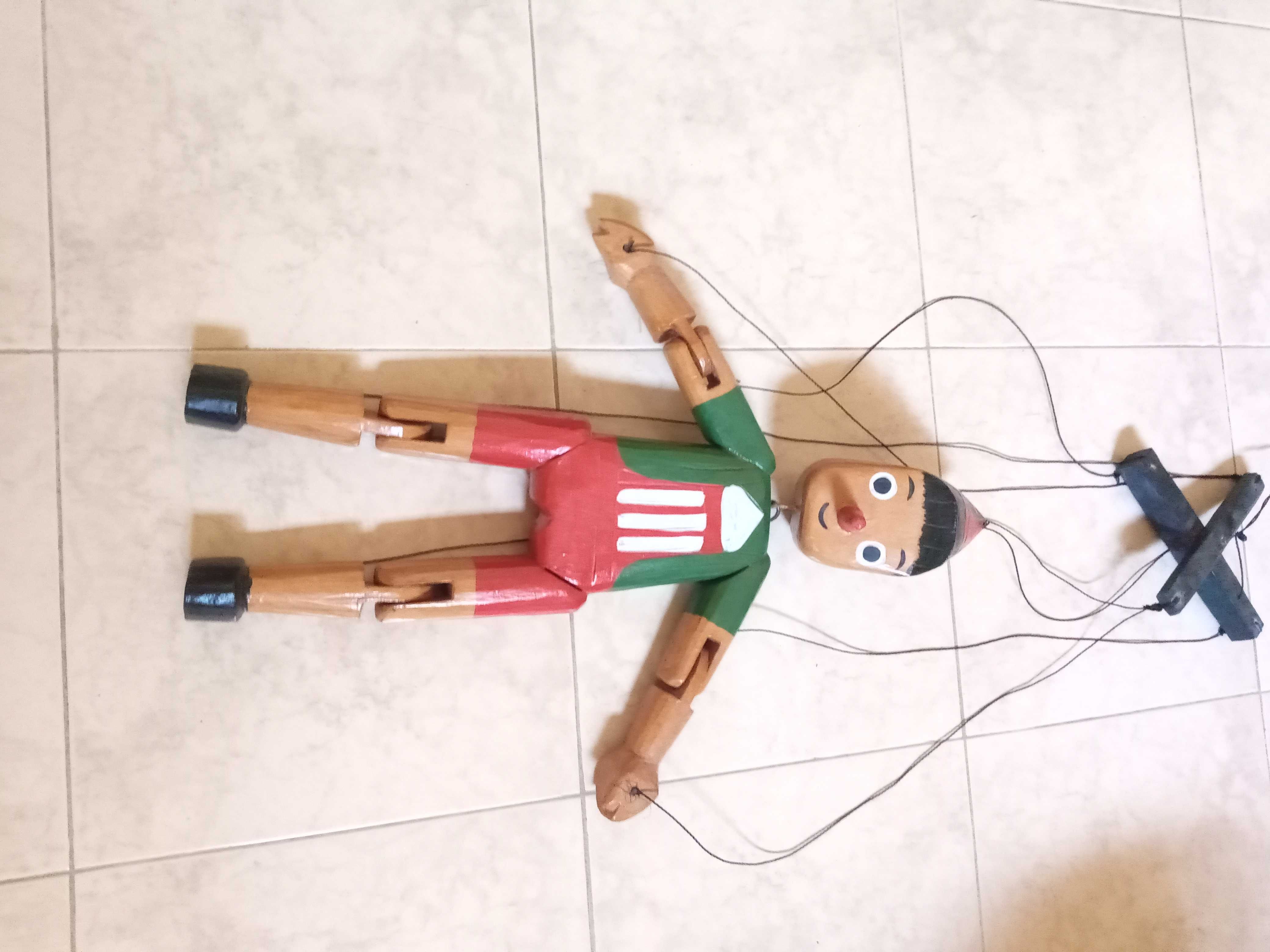 Marioneta antiga Pinóquio articulada em madeira, vinda de Itália