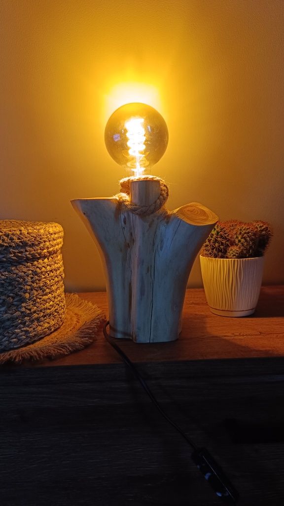 Lampki wykonane z drewna
