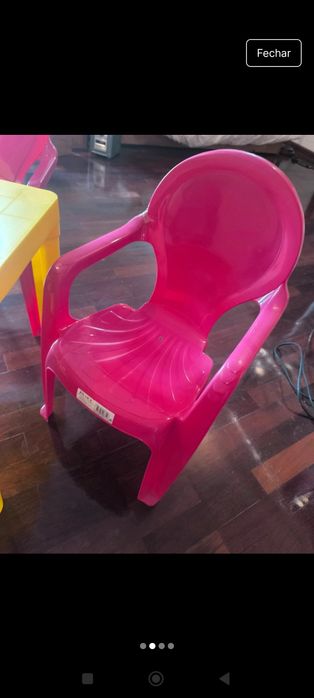Mesa e duas cadeiras para crianças