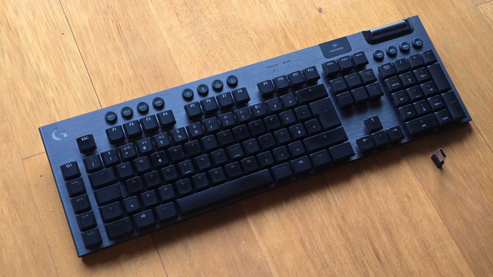 Teclado Mecânico Logitech G915 Lightspeed RGB Wireless PT - C/garantia
