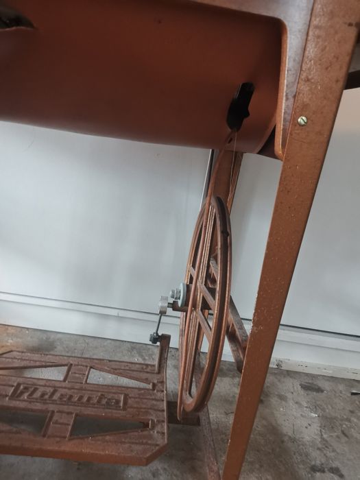 Máquina de costura a trabalhar com móvel com gavetas