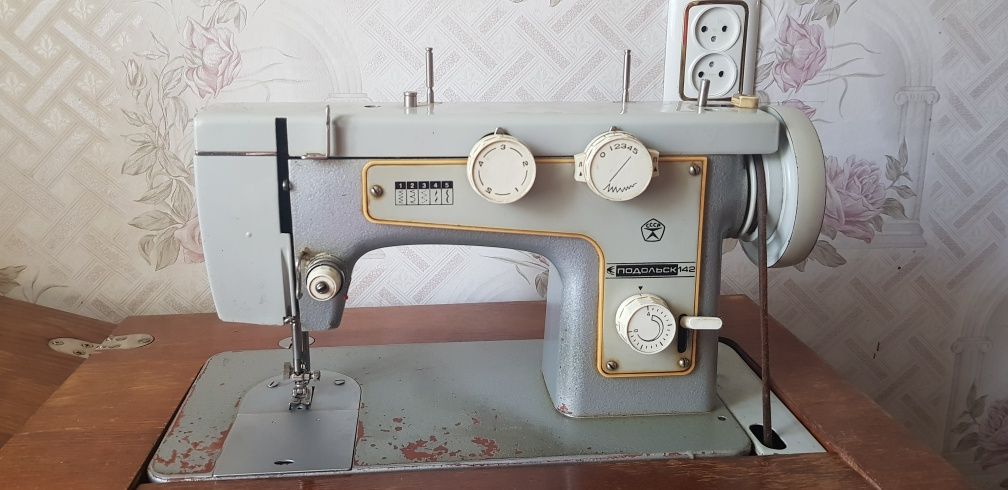 Продам швейную машинку Подольск 142