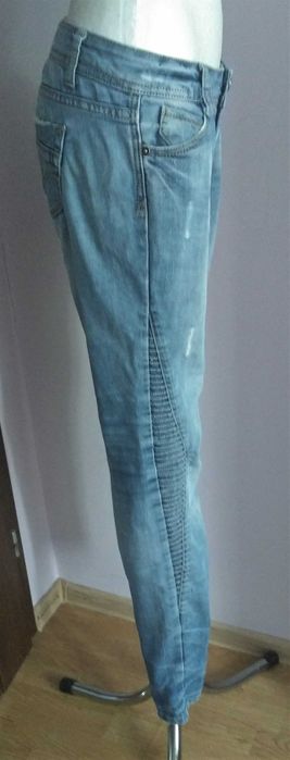 Jasne jeansowe spodnie Miaoni Jeans 26 z przetarciami z marszczeniami