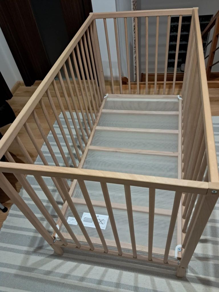 Łóżeczko niemowlęce drewniane z materacem