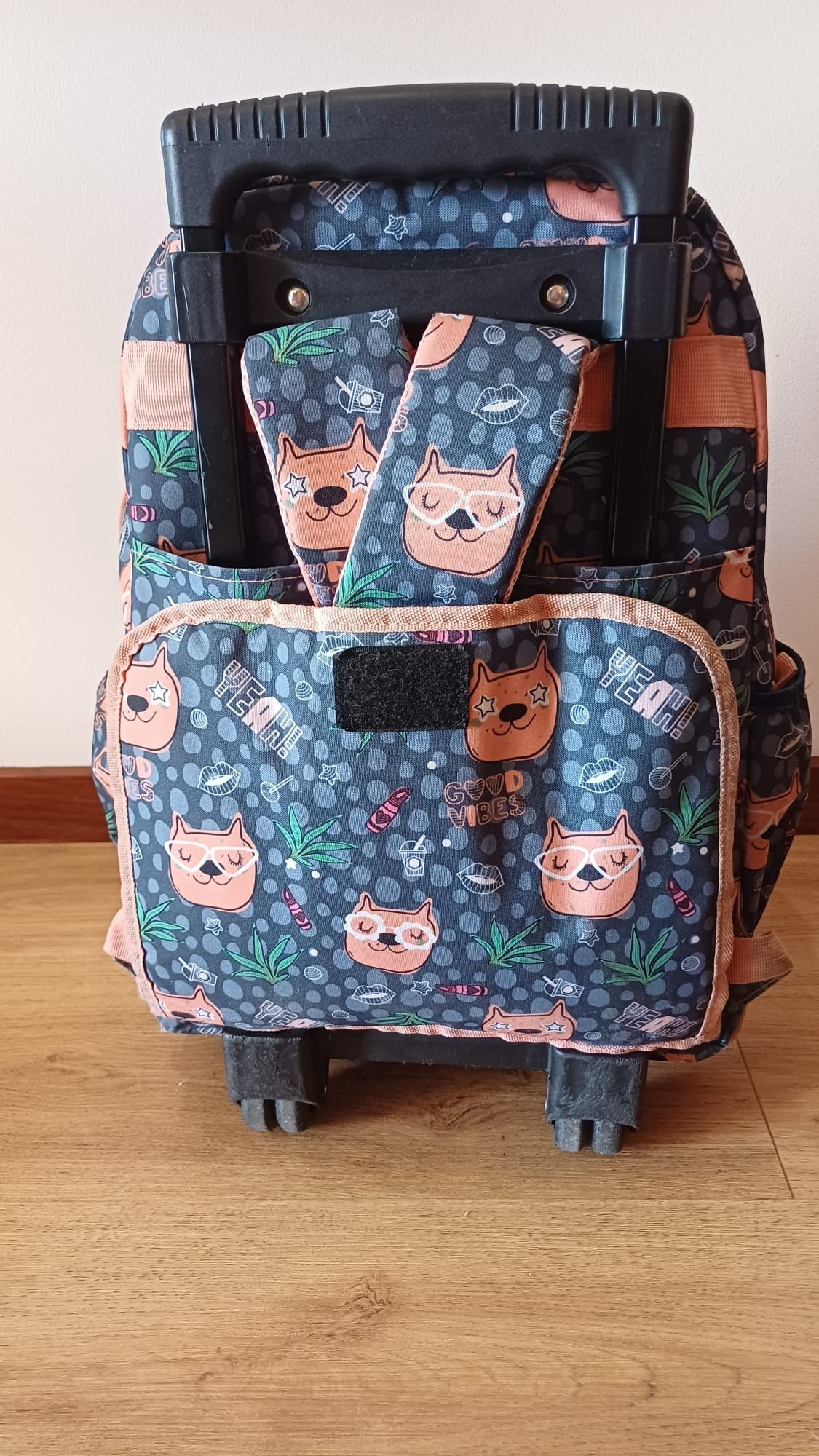 Mochila escolar com rodinhas e alça retrátil
Possui vários compartim